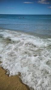 Meer mit schönen Wellen