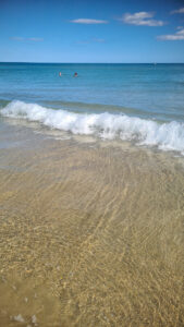 Meer mit schönen Wellen