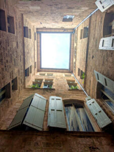 Blick im Innenhof nach oben