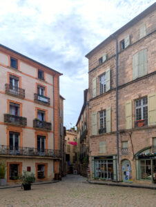 Marktplatz mit Gasse