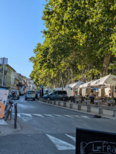 Auf dem Weg zum Wochenmarkt