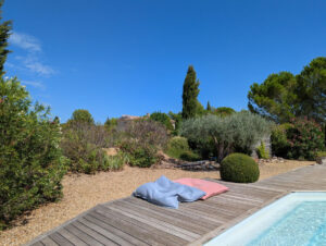 Am Pool - Blick zum Haus