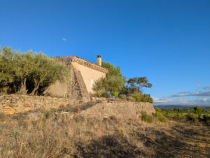 Domaine - hinter dem Häuschen