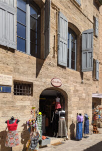 Pèzenaz - Eingang zu einem der schönen Läden