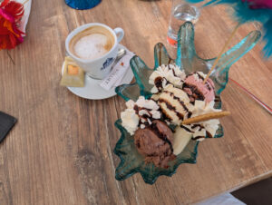 Hafen von Marseillan - gemütliches Café mit leckerem Eis