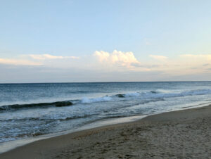 Am Strand von Marseillan Plage - Wellen brechen sich