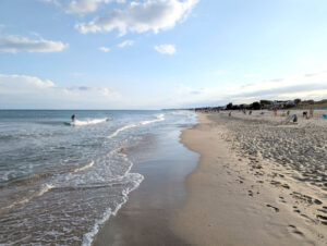 Am Strand von Marseillan Plage - Wellen am Ufer