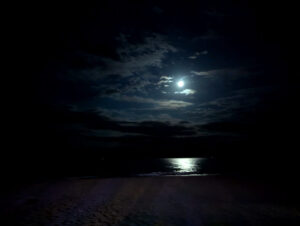 Am Strand von Marseillan Plage - Vollmond überm Wasser