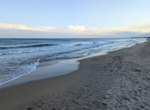 Am Strand von Marseillan Plage - Wellen am Ufer