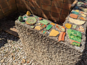 Weinberg-Gütle ... Keramik am Mäuerchen