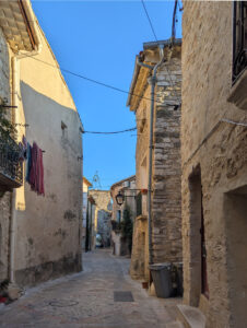 Saint-Jean-de-Fos - Gasse an der Kirche