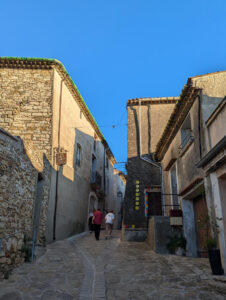Saint-Jean-de-Fos - enge Gasse Richtung Kirche