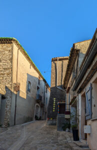 Saint-Jean-de-Fos - enge Gasse Richtung Kirche